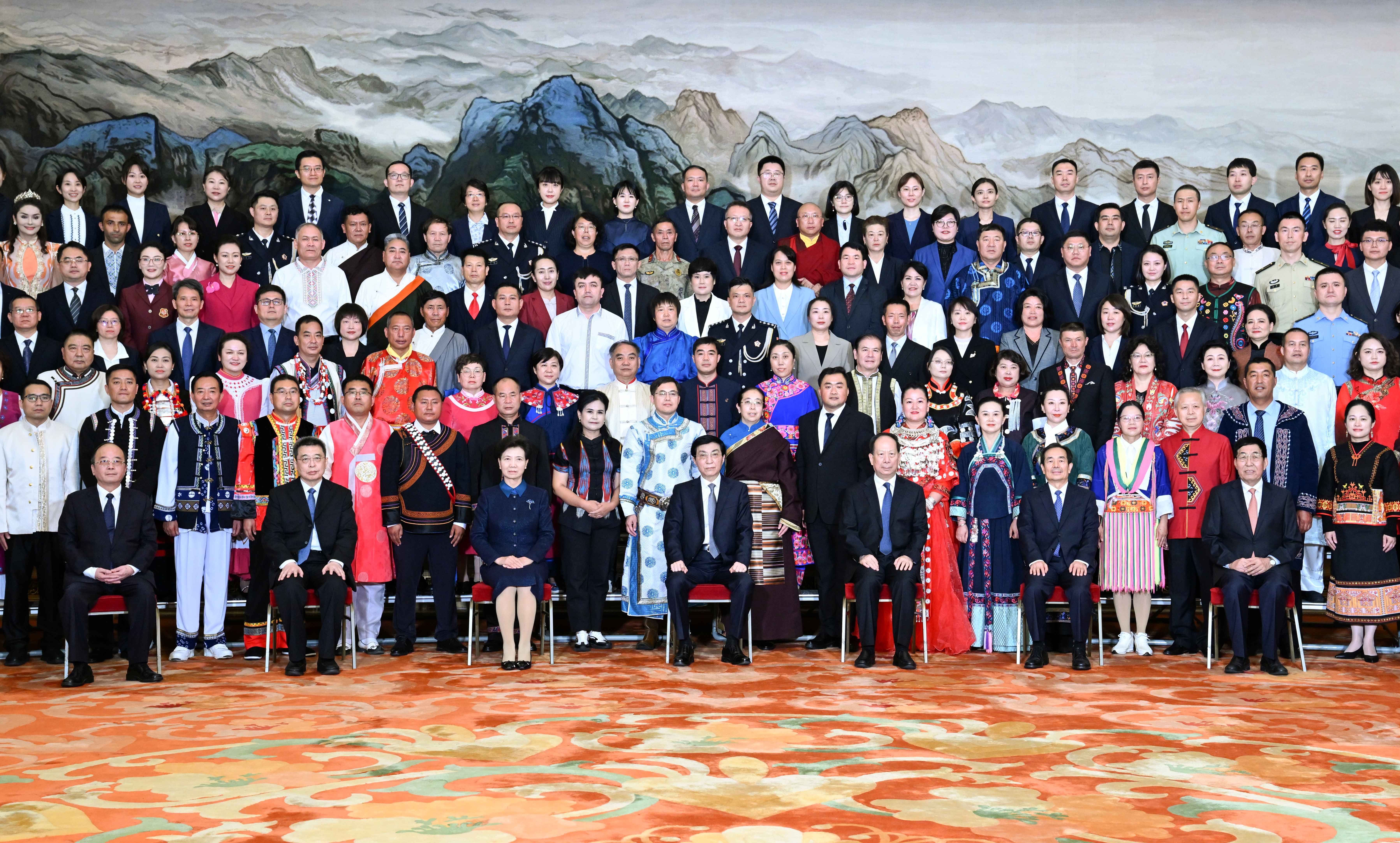 3、各民族代表大合照(1)